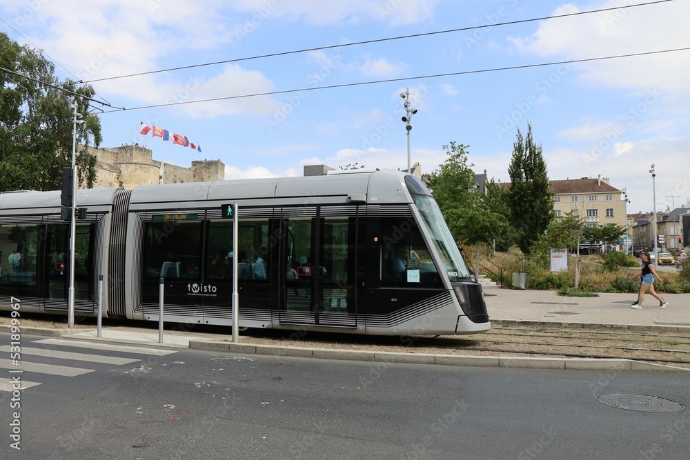 Le tramway, transports en commun, ville de Caen, département du