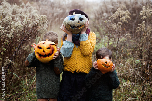 Halloween, dzieci zrobiły lampiony z dyni i wrzuciły do nich kolorowe dymiące się race