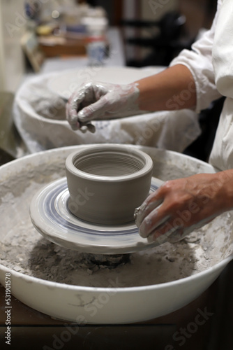 pieza de cerámica artesanal en el torno trabajada por las manos de el artista alfarero
