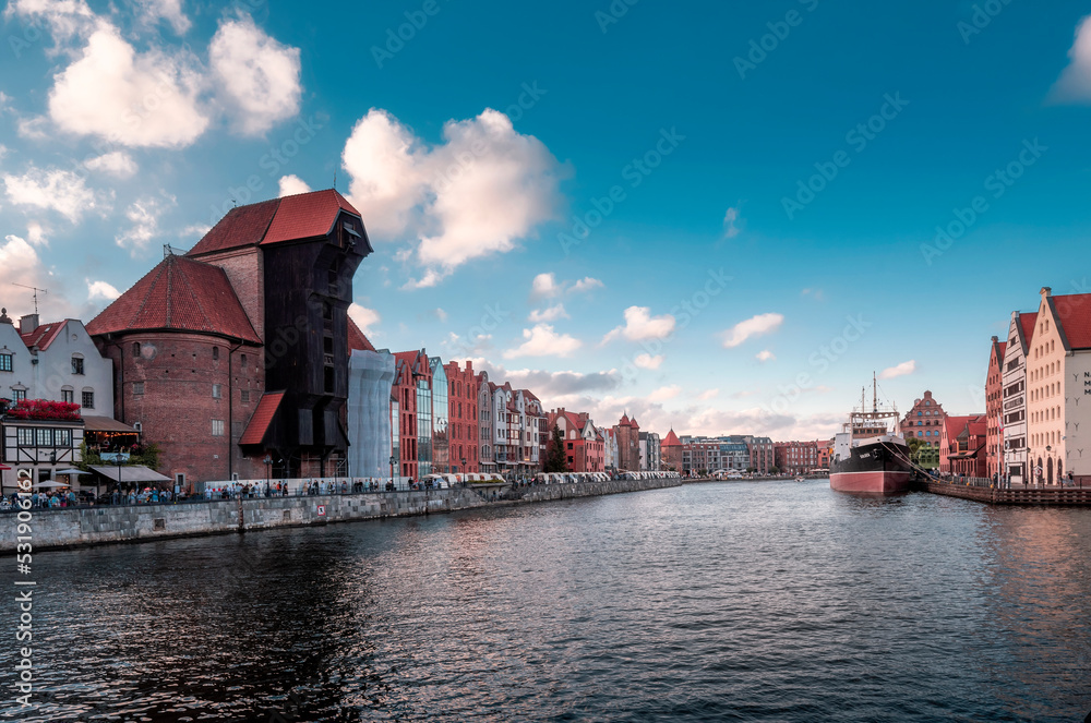 Gdańsk city, a view of the Motława River, Gdańsk Granary and Gdańsk Old Town. Gdańsk, widok na Motławę, Spichlerz Gdański i gdańską starówkę w odbiciu Motławy.	