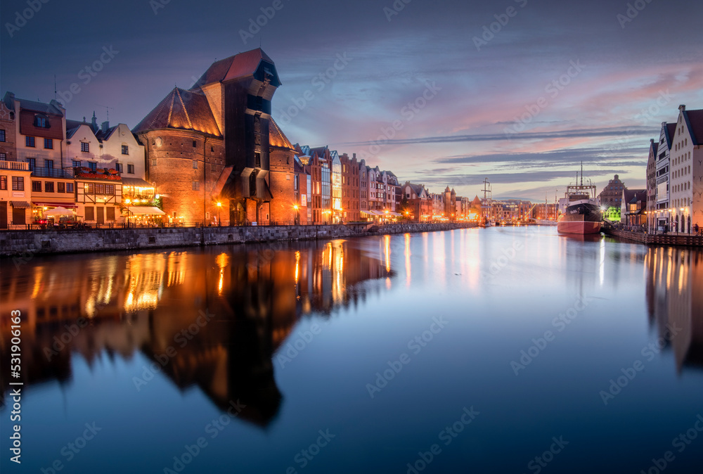 Gdańsk after sunset, a view of the Motława River, Gdańsk Granary and Gdańsk Old Town. Gdańsk po zachodzie słońca, widok na Motławę, Spichlerz Gdański i gdańską starówkę w odbiciu Motławy.	 - obrazy, fototapety, plakaty 