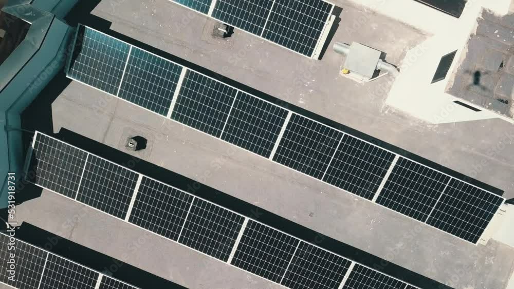 Video con dron Placas solares energía renovable visto desde el aire 4k