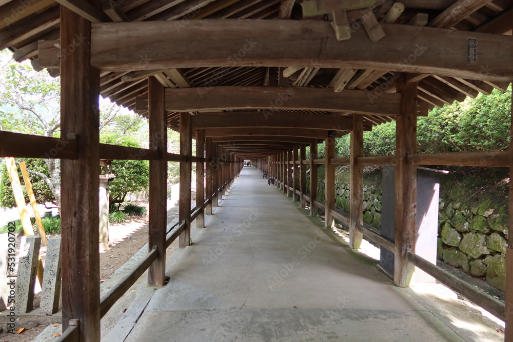 A Japanese shrine : Kairo Connecting Corridor in the precincts of Kibitsu-jinjya Shrine in Okayama City in Okayama Prefecture 日本の神社:岡山県岡山市にある吉備津神社の廻廊 A Japanese shrine : Kairo Connecting Corridor in the precincts of Kibitsu-jinjya Shrine in Okayama City in Okayama Prefecture 日本の神社:岡山県岡山市にある吉備津神社の廻廊