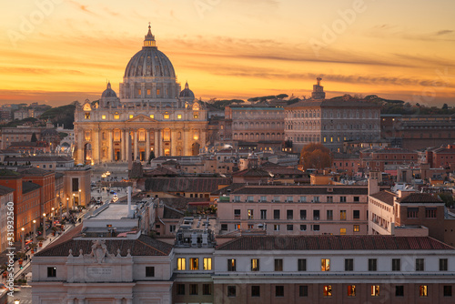 Stampa su tela Vatican City skyline with St. Peter's Basilica