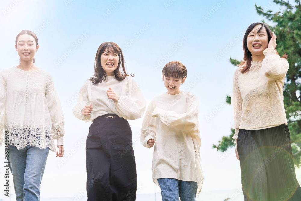 カジュアルな雰囲気の4人の若い女性