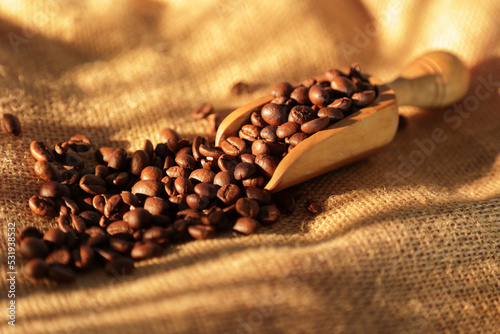 Chicchi di caffè tostato su sfondo in juta  photo