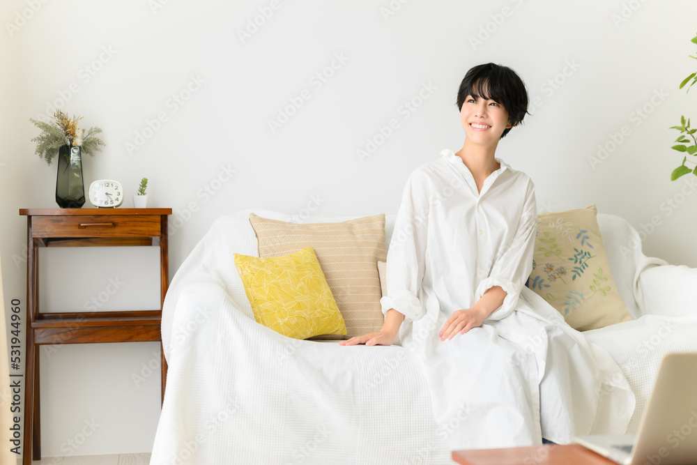 部屋でゆったりするアジア人(日本人)女性 部屋でゆったりするアジア人(日本人)女性