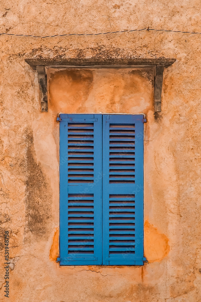 Verschlossene blaue Fensterlade in Spanien Verschlossene blaue Fensterlade in Spanien