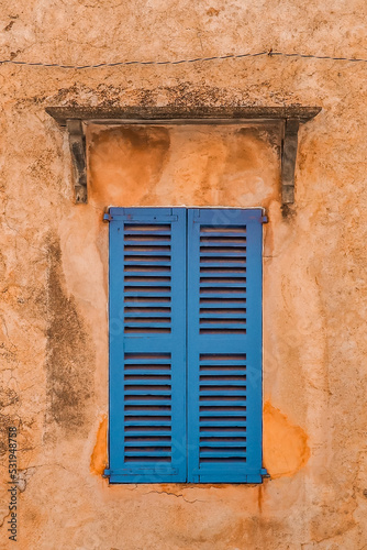 Verschlossene blaue Fensterlade in Spanien