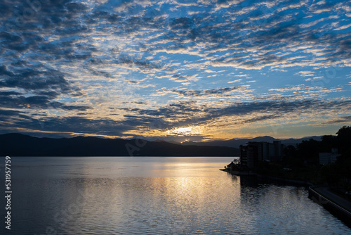 洞爺湖上のうろこ雲の色を変えていく朝日