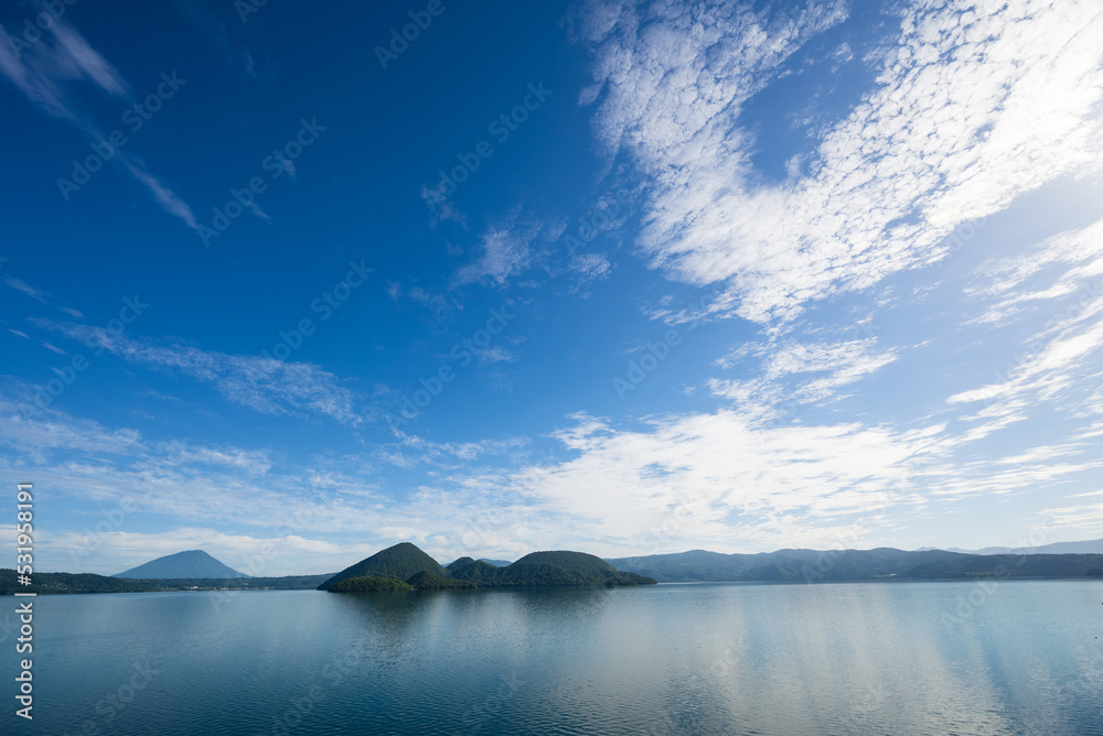 洞爺湖面上に広がる青空と白い雲