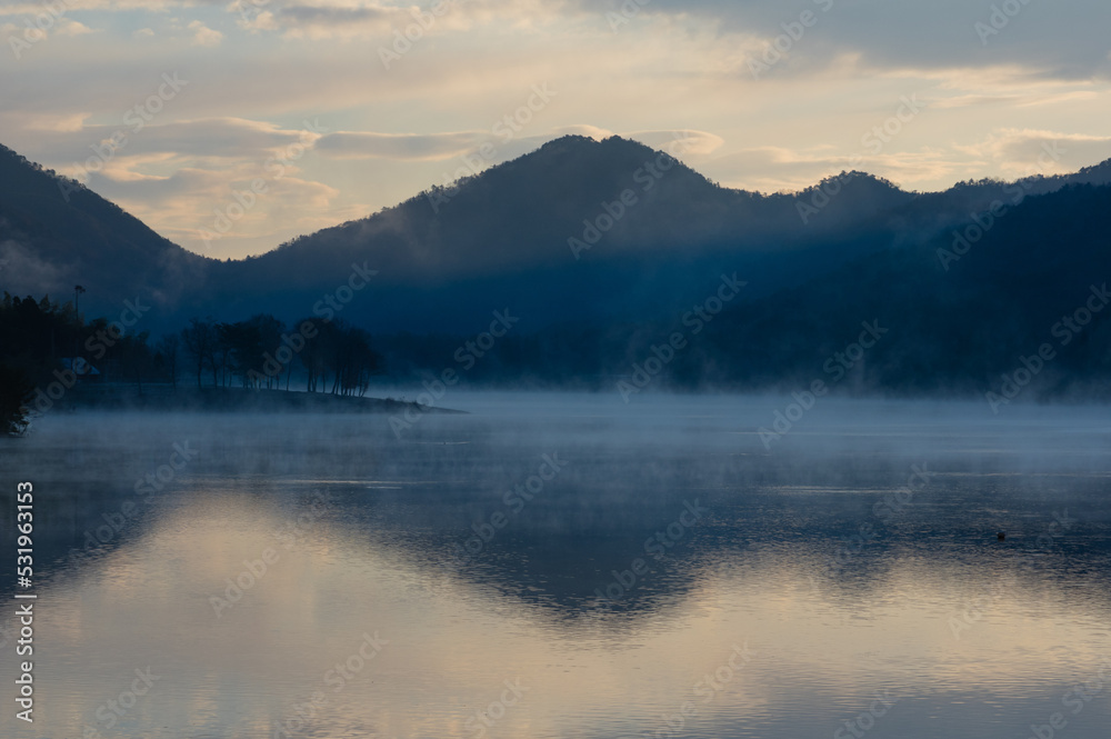 千丈寺湖（兵庫県）の夜明け