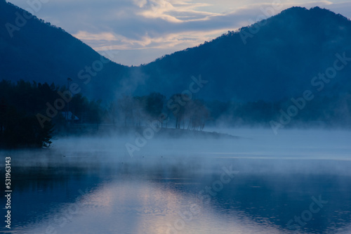 千丈寺湖（兵庫県）の夜明け © 弘文 杉尾