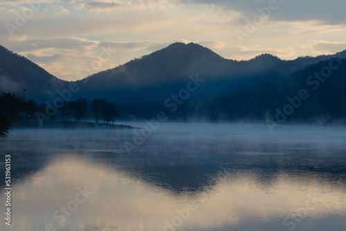 Obraz na płótnie 千丈寺湖(兵庫県)の夜明け w salonie