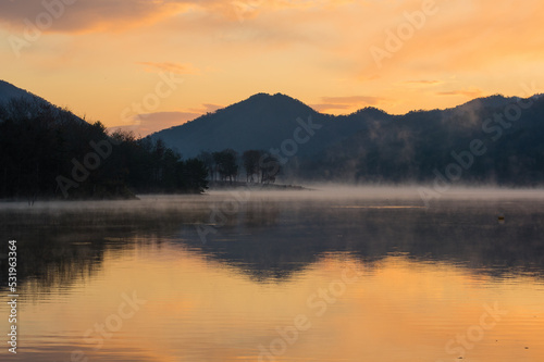 千丈寺湖（兵庫県）の夜明け © 弘文 杉尾