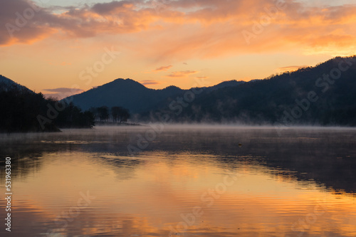 千丈寺湖（兵庫県）の夜明け