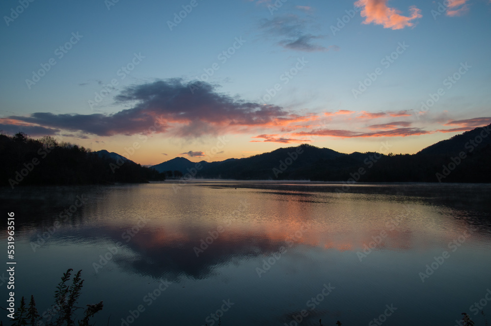 千丈寺湖(兵庫県)の夜明け