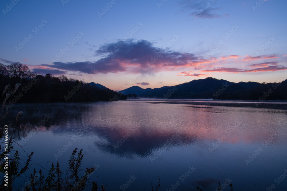 千丈寺湖(兵庫県)の夜明け