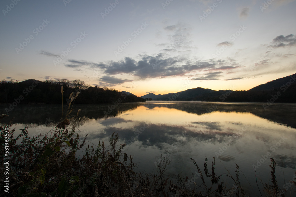 千丈寺湖（兵庫県）の夜明け