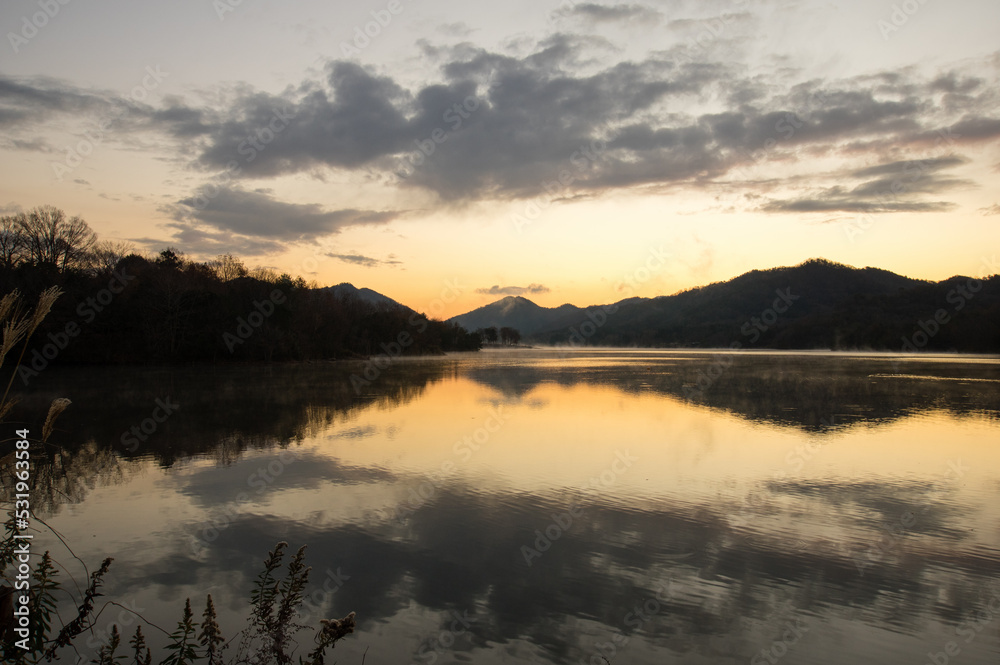 千丈寺湖（兵庫県）の夜明け