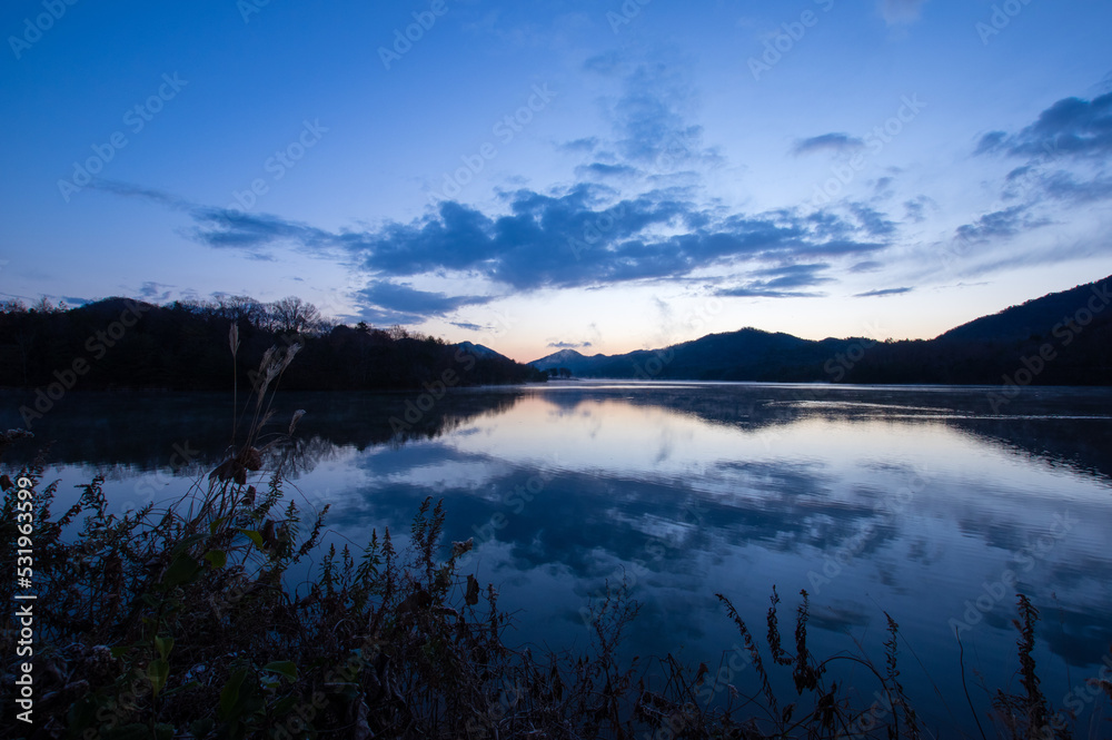 千丈寺湖（兵庫県）の夜明け