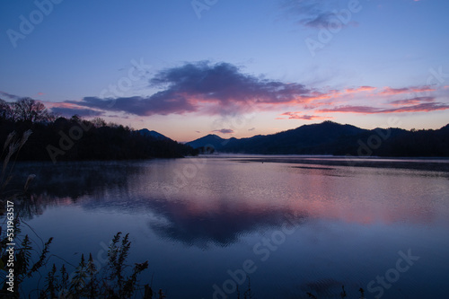 Obraz na płótnie 千丈寺湖(兵庫県)の夜明け w salonie