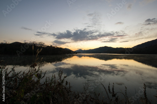 Obraz na płótnie 千丈寺湖(兵庫県)の夜明け w salonie