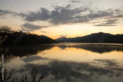 Obraz na płótnie 千丈寺湖(兵庫県)の夜明け w salonie