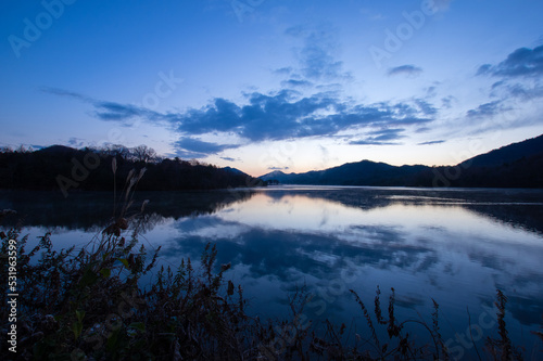Obraz na płótnie 千丈寺湖(兵庫県)の夜明け w salonie