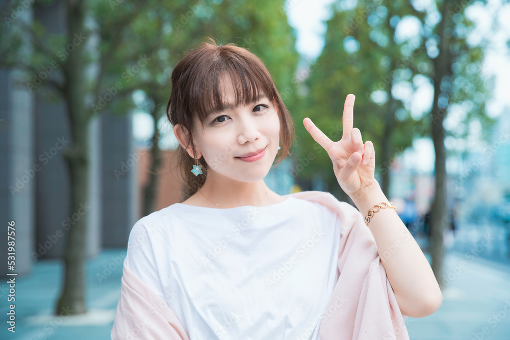 ピースサインをする女性 