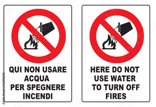 Qui non usare acqua per spegnere, cartello, edilizia, cantiere, lavori, strada, avviso, segnaletica, ponteggi, edifici, aziende, cantieri, città, palazzi, opere murarie, architettura, sicurezza, norme