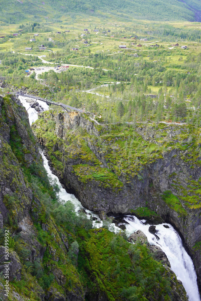 Blick auf den wunderschönen Wasserfall Voringsfossen in Norwegen 