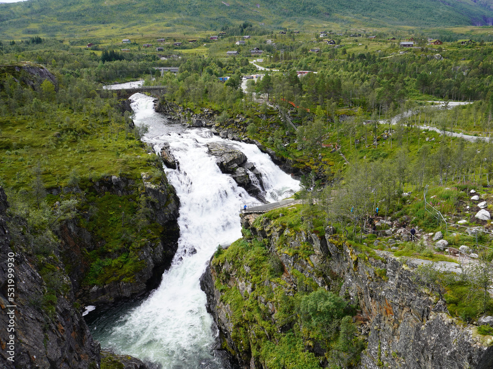 Blick auf einen Teil vom Wasserfall Voringsfossen in Norwegen 