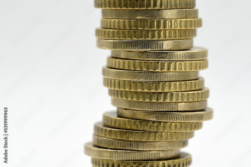 Detalle de una pila de monedas de euro, aislado en blanco Detalle de una pila de monedas de euro, aislado en blanco