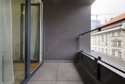 balkon w apartamencie, widok na wnętrze