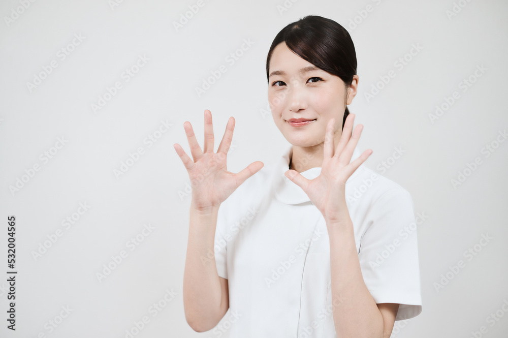 白衣の若い女性 白衣の若い女性