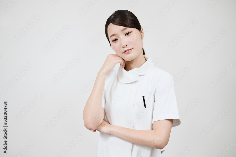 白衣の若い女性 白衣の若い女性