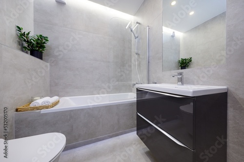 Jasna nowoczesna łazienka w stylowym partamencie