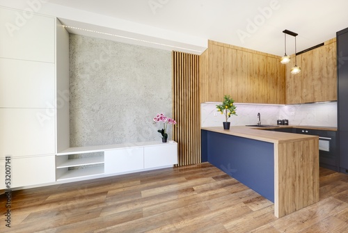 Piękny salon w nowoczesnym apartamencie z fioletowmy storczykiem