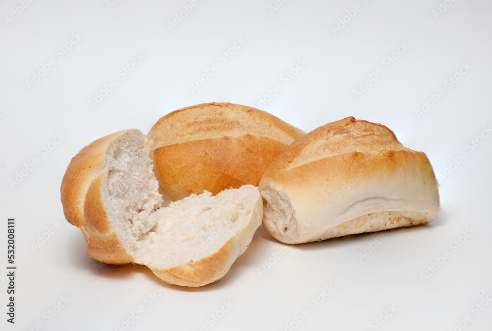 3 pães francês ou bisnaguinha, dois inteiros e um cortado, em um fundo branco isolado 3 pães francês ou bisnaguinha, dois inteiros e um cortado, em um fundo branco isolado