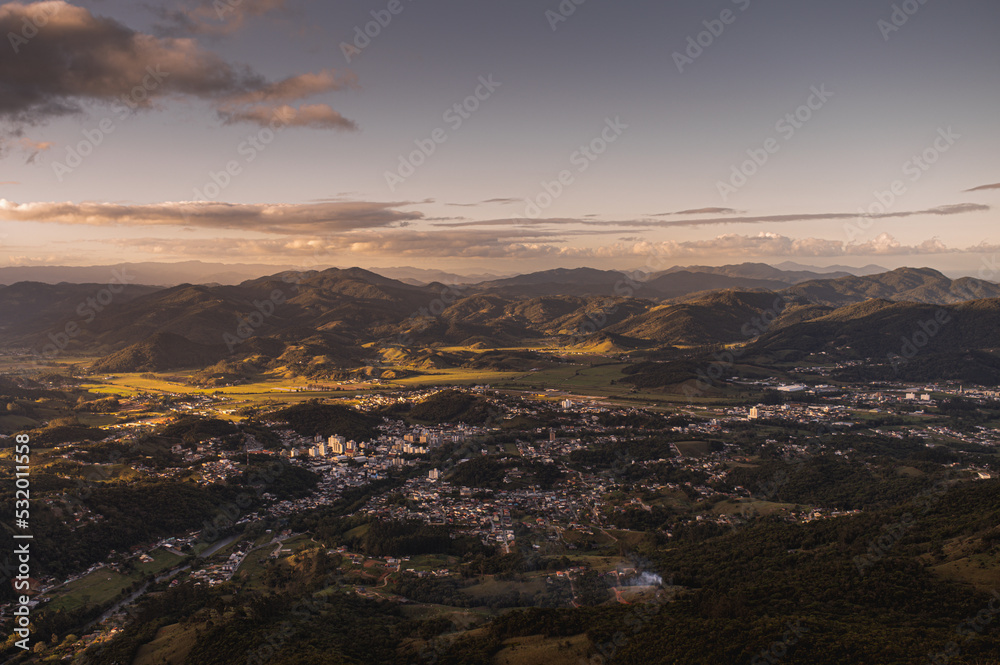 Montanhas e cidade - Morro do Queimado - Santo Amaro da Imperatriz - Santa Catarina - Brasil