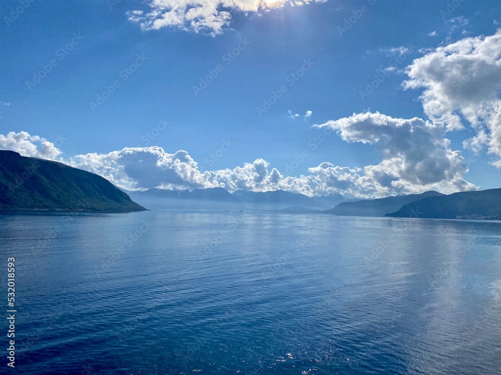 Malerische Fjordlandschaft bei Alesund Malerische Fjordlandschaft bei Alesund