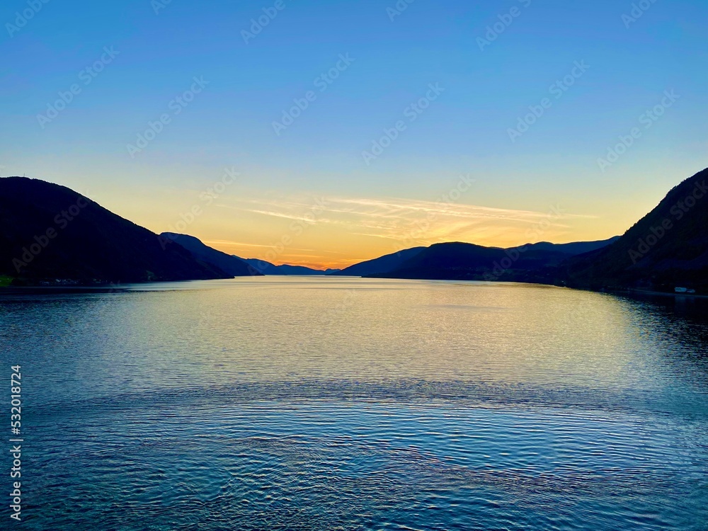 Malerischer Nordfjord am Abend, Norwegen