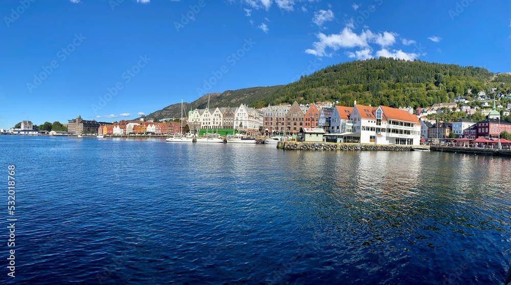 Panoramablick auf das Hanseviertel Bryggen in Bergen, Norwegen