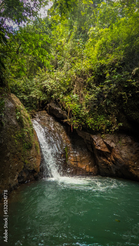 Rio y cascada las pailas del oso en Jamundí, Colombia