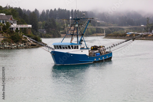 Canvastavla A fishing boat going out to sea in Brookings, Oregon