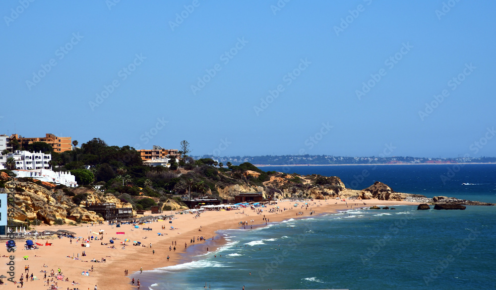 Strand mit Touristen an der Algarve-Küste in Portugal