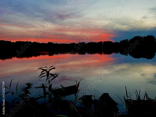 See bei rotem  Sonnenuntergang