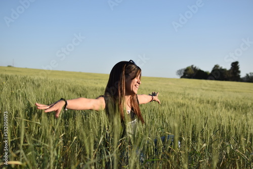 Fotografía Disfrutando del verde campo una tarde de sol