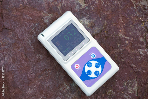 Granite radiactivity is being mesured with dosimeter